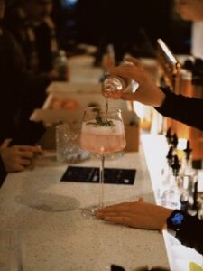 Polacy piją inaczej niż kiedyś: nie chcemy już „byle czego”. Ginnery Gin o tym, jak zmienia się polska kultura picia