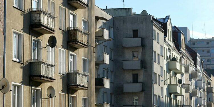 https://uwaga24.pl/miedzy-wlasnoscia-a-elastycznoscia-czy-wynajem-staje-sie-dominujaca-forma-zamieszkania/