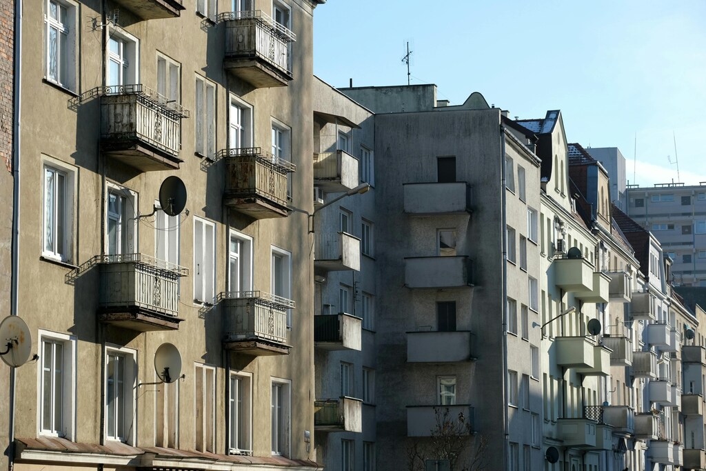 https://uwaga24.pl/miedzy-wlasnoscia-a-elastycznoscia-czy-wynajem-staje-sie-dominujaca-forma-zamieszkania/